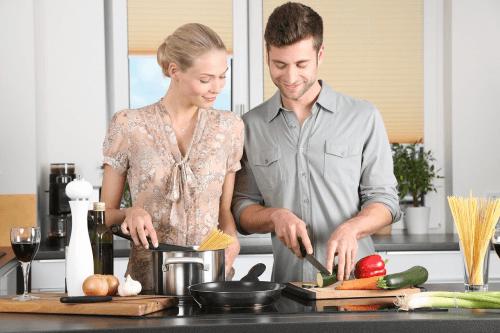 3 ok, amiért a férfiaknak is érdemes megtanulniuk főzni